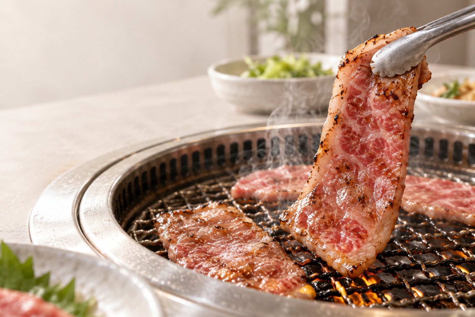 香ばしく焼ける焼肉のイメージ